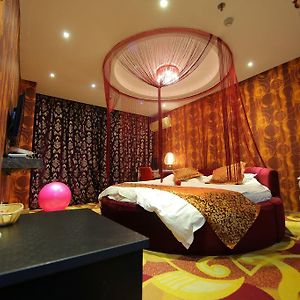 Theme room